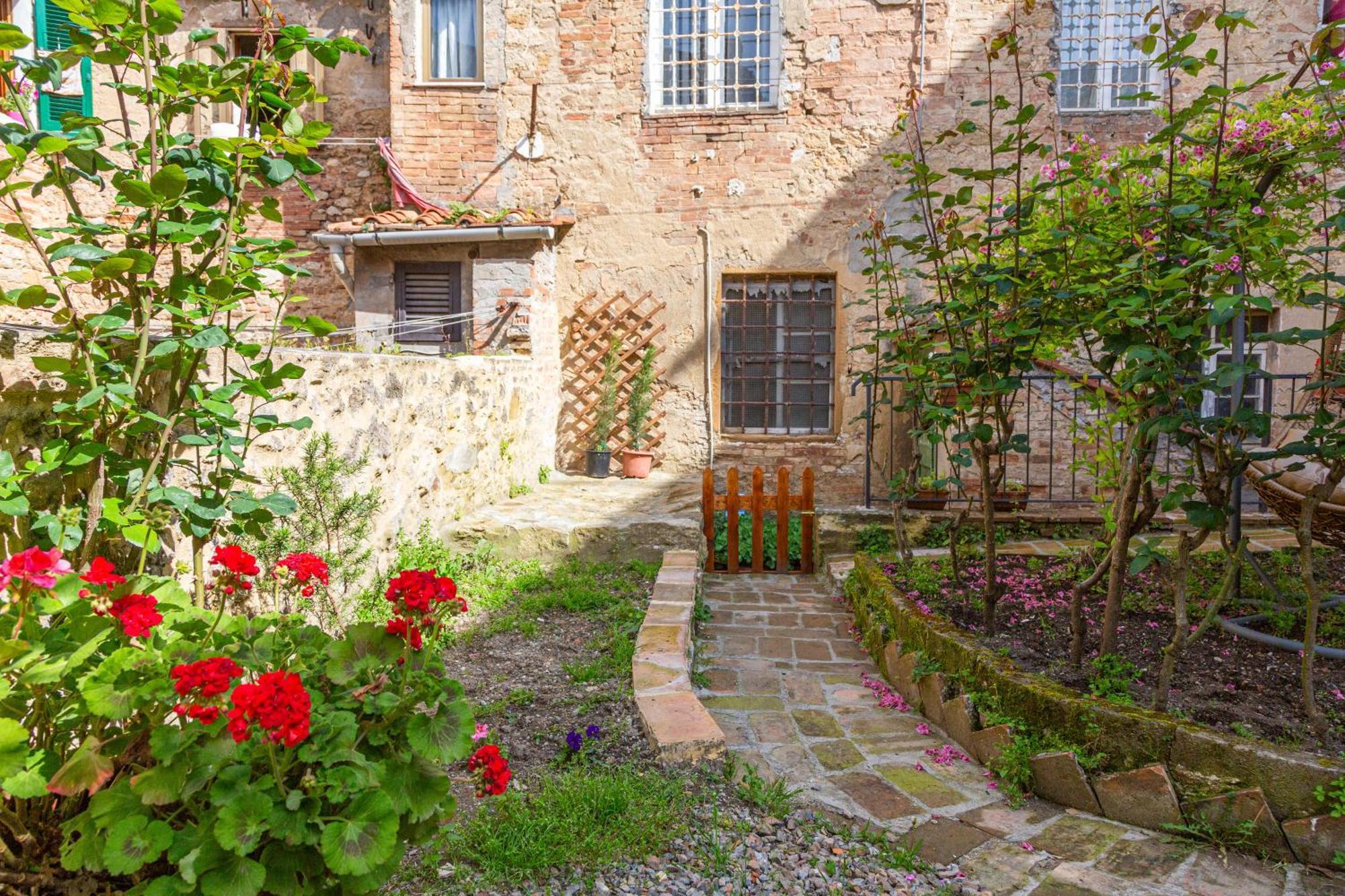 Il Cantuccio- Appartamento In Centro Con Giardino Volterra Kültér fotó